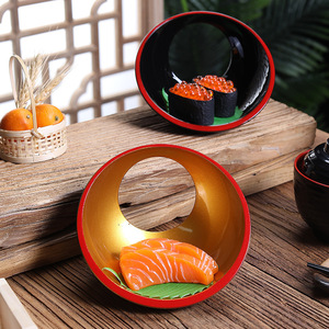 Juego de tazones de sushi estilo japonés en negro y dorado con ribete rojo para uso en hoteles y restaurantes. - Product Image 3