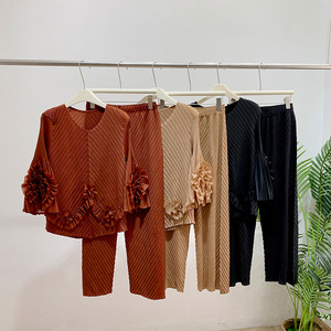 ชุดจีบพลีท Miyake สไตล์ใหม่สำหรับฤดูใบไม้ผลิ/ฤดูร้อน เสื้อคอโอแขนยาว + กางเกงลำลองขายาวระดับข้อเท้า ชุดสองชิ้นทรงหลวม - Product Image 4