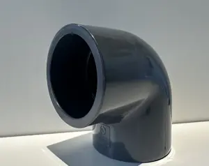 Codo de tubería UPVC de 90 grados estándar DIN 1/2 ''3/4'' 1 ''Codo de PVC gris oscuro para suministro de agua industrial