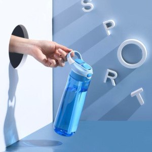 Nouveau design 26oz bouteilles d'eau froide en plastique Tritan sans BPA enfants bouteille à couvercle rabattable avec paille - Product Image 2