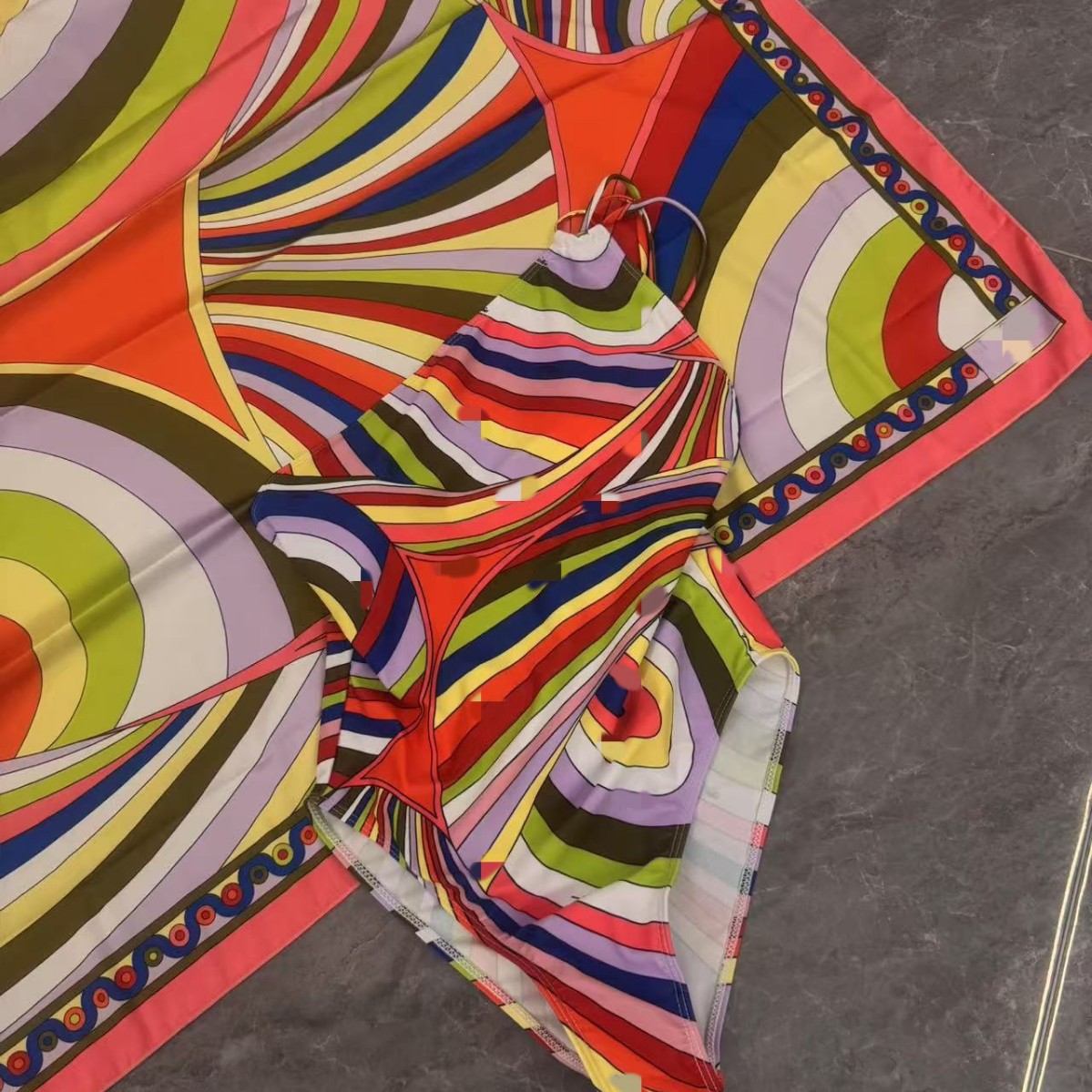 maillot de bain une pièce coloré avec écharpe