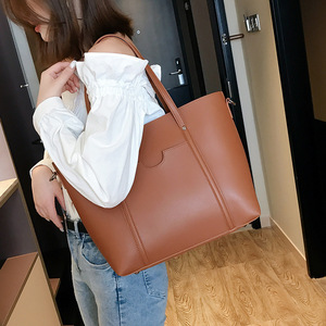 Venta al por mayor Unisex PU cuero impermeable media luna bolso de alta capacidad dos axilas correas cremallera cadenas de moda Color puro - Product Image 5