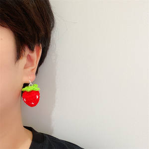 Pendientes tejidos Pendientes de fresa tejidos a mano encantadores y dulces para mujer Uionen 1034 - Product Image 1