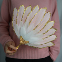 Éventail pliant artisanal en plumes naturelles, style rétro, décoration classique pour spectacle, idéal pour les soirées dansantes élégantes, avec un design moelleux