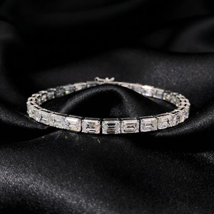 กำไลข้อมือเพชรทรงอีสต์เวสต์สีมรกต - ทอง 9k, 14k, 18k - Product Image 1