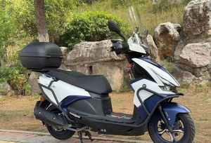 <span class=keywords><strong>Scooter</strong></span> urbain QJMOTOR SRV125 |   125cc 6,9 kW |   Options CBS/ABS+TCS, siège bas de 750 mm - Product Image 4