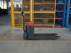 Transpaleta Eléctrica con Capacidad de Carga de 2000 kg, Batería de Plomo-Ácido, Neumáticos Sólidos, Uso en Interiores, Aplicación en Plantas de Manufactura - Product Image 5