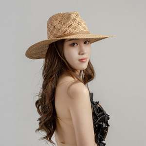 Chapeau de soleil tendance été 2025 pour femme, tressé à la main en raphia naturel, style Fedora avec sangle en cuir PU et large bord, idéal pour la plage et les activités de plein air - Product Image 5