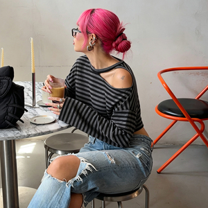 Camiseta Corta de Mujer a Rayas con Hombros Descubiertos, Manga Larga, Cuello Redondo, Ajuste Ceñido, Tejido Elástico, Estilo Casual Y2K, Moda Urbana - Product Image 3