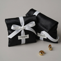 Pochette en satin rose poudré de qualité supérieure avec logo personnalisé et nœud en ruban gros-grain pour emballage de bijoux et extensions capillaires, idéale comme pochette cadeau