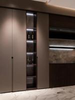 Moderna vitrina para vinos con iluminación LED, puertas de vidrio y estantes abiertos de varios niveles para comedor