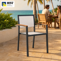 Fauteuil de jardin moderne, imperméable et léger, avec structure en acier galvanisé, sangles en tissu blanc et accoudoirs en WPC, idéal pour la cour.