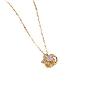 Collier en acier inoxydable plaqué or 18 carats avec pendentif fleur en zircon brillant, chaîne de clavicule inaltérable - Product Image 6
