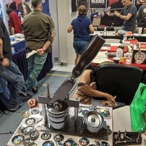Groothandel handmatige knoopsbadge maker, duurzaam, eenvoudig te bedienen, promotionele cadeaus, doe-het-zelf handmatige speldmaker voor aangepaste knopen - Product Image 5