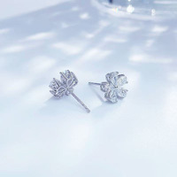Orecchini a Perno in Platino Pt950 con Diamanti da Laboratorio a Forma di Fiore, Orecchini Raffinati con Diamanti, Orecchini a Perno Piatti