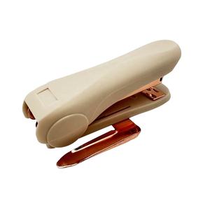 دباسة ورق بلاستيكية للمكتب والطلاب من EMDA، ذهبية وردية، سعة 100 دبوس، تدبس 25 ورقة، وردية اللون مع إمكانية طباعة شعار مخصص وإزالة يدوية - Product Image 2