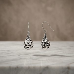 Boucles d'oreilles vintage en argent sterling avec motif floral filigrané en forme de goutte d'eau - Product Image 3