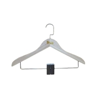Percha de madera de fresno maciza superventas con clips y gancho plano cromado de lujo para pantalones y faldas