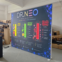 Mur d'images graphique modulaire SEG pour stand d'exposition, idéal pour la présentation créative de marques, les présentations de boissons et les événements