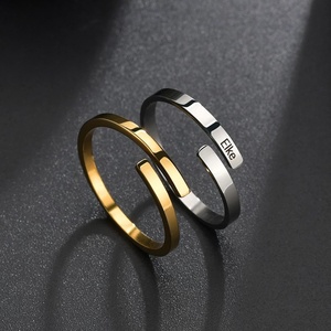 Anillos de Pareja Personalizados con Nombre Grabado, Anillos Ajustables de Acero Inoxidable en Oro y Plata, Anillo Liso Moderno, Joyería Unisex - Product Image 1