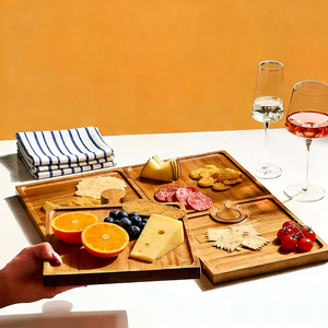 Set di 4 vassoi da portata in legno di acacia con manici e porta bicchieri da vino, ideali per feste e decorazioni domestiche - Product Image 6