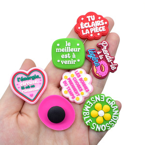 Prix d'usine Breloque de chaussure en PVC, motif dessin animé, série de phrases motivantes en français, lettres émotionnelles et ludiques pour sabots - Product Image 3