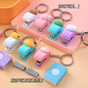 Barato colorido lindo <span class=keywords><strong>Kawaii</strong></span> portátil plástico Mini grapadora de papel macaron color lindo llavero de dibujos animados mini grapadora - Product Image 2