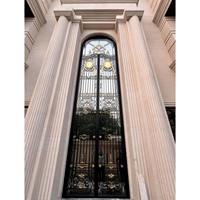 Porte d'entrée principale moderne à double hauteur avec accents en laiton et panneaux en verre, portail de villa de luxe, portail de sécurité extérieur design