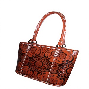 Sac fourre-tout tendance en PU fait main avec motif floral, design orange et noir pour un usage quotidien - Product Image 1