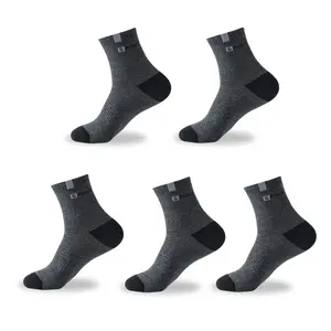 ถุงเท้าผู้ชายแบบสั่งทำถุงเท้าแบบระบายอากาศได้ดีถุงเท้าถักแบบไซส์ XL ลายโลโก้สีขาวดำ