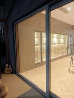 Puerta Corredera de Madera Maciza y Aluminio Compuesto con Aislamiento Térmico y Doble Acristalamiento para Balcón, Patio o Terraza de Villa