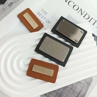 Étiquettes de vêtements en cuir noir écologiques personnalisées avec logo personnalisé et patchs en métal embossés