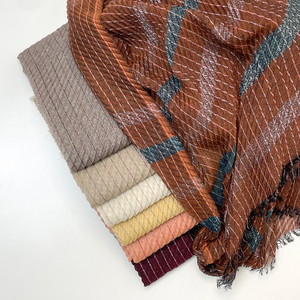 Tendance 2025 MANIN Foulards, châles et hijabs pour femmes en coton respirant, longs, rayés, en organza plissé avec fils de satin chatoyants - Product Image 1