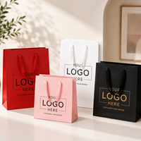 Sac cadeau élégant à imprimé oriental avec poignée en corde robuste, disponible en plusieurs couleurs pour l'emballage de boutiques, de vente au détail et de fêtes