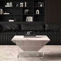 Table basse en acrylique de style pyramidal, inspirée du vent, minimalisme italien ; pas d'assemblage requis, pièce maîtresse rétro-minimaliste pour