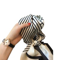 Écharpe carrée en polyester noir et blanc à motif monogramme et feuilles, accessoire de mode de luxe pour femme, style européen et américain, vente en gros