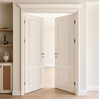 Porte intérieure double battante encastrée à deux panneaux, finition crème mate, pour hall de villa