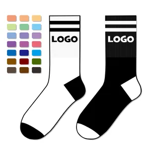 Sampel gratis OEM grosir kaus kaki Crew desain Jacquard bordir rajutan LOGO kustom kaus kaki olahraga 100% katun putih