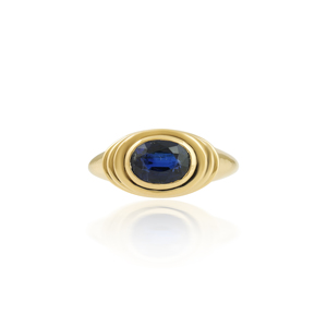 Anillo de sello ovalado con cianita en oro amarillo. Este elegante anillo de sello presenta una cianita ovalada de corte mixto con engaste en bisel. - Product Image 3