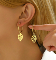 Boucles d'oreilles Monstera Leaf Jewelry sans ternissement Boucles d'oreilles Huggies avec breloques Leaf Boucles d'oreilles en plaqué or avec motif végétal