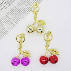 พวงกุญแจยางรูปเชอร์รี่สีทองสำหรับผู้หญิง ขายดี เหมาะสำหรับรถยนต์ เป็นเครื่องประดับที่สมบูรณ์แบบ - Product Image 3