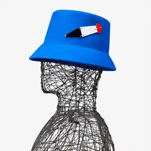 Distintivo cappello a secchiello in feltro Carlo Forti-collezione Licini-forma asimmetrica incontra estro artistico