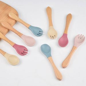 Juego de cucharas de silicona sin BPA con mango de madera, utensilios de aprendizaje para bebés - Product Image 1