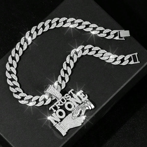 Collier pendentif poignée de main style hip hop pour hommes avec <span class=keywords><strong>TRUST</strong></span> NO ONE Lettres en alliage de zinc Chaîne à maillons et accessoires de chaîne cubaine - Product Image 4
