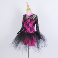 Robe de spectacle en tulle noir avec superposition en dentelle rose vif