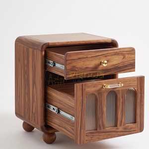 Table de chevet Odessa en noyer cannelé cintrée, en bois massif, avec poignées en laiton, pieds à boule et tiroir de rangement - Product Image 3