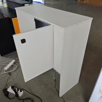 Comptoir de réception verrouillable pour salon professionnel avec armoire sécurisée et affichage imprimé par sublimation
