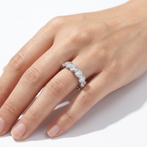 แหวนแต่งงานคลาสสิกเพชรทองคำขาวพรีเมียม ดีไซน์เรียบหรู ขัดเงา ใส สดใส เหมาะสำหรับสวมใส่ทุกวัน เป็นของขวัญ - Product Image 4