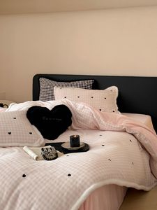 Parure de lit quatre pièces en <span class=keywords><strong>velours</strong></span> de lait double face pour fille d'hiver, broderie d'amour avancée, couvre-lit chaud, fournitures de lit ODM/OEM - Product Image 4