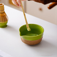 Ensemble de thé matcha en céramique 4 pièces : Bol Chawan avec bec verseur, Fouet en bambou Chasen, Support pour fouet, Cuillère Chashaku – Cadeau pour café et vente au détail